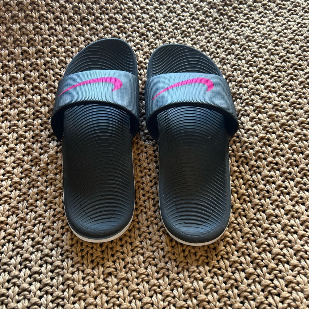 Nike Black and Pink Women's Slippers